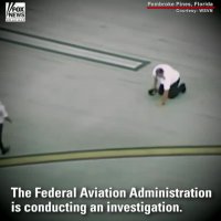 سجده شکر خلبان آمریکایی بعد از فرود اضطراری