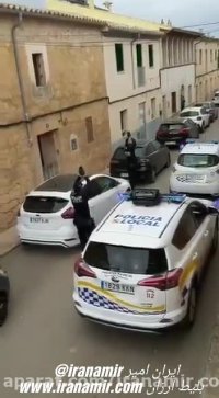 دم پلیسای اسپانیا گرم چه خوب به مردم در قرنطینه روحیه میدن