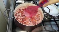 طرز تهیه خوش رنگ ترین و خوشمزه ترین مربای توت فرنگی با تمام فوت فن