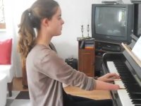 نوازندگی دختر معلول