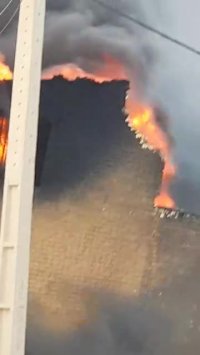 دیوار انبار روغن در کوی علوی اهواز بر اثر آتش سوزی منهدم شد