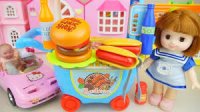 عروسک بازی دختر کوچولو و همبرگر فروشی