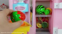 عروسک بچه میوه مارت و اسباب بازی های پخت غذا داستان خانه بازی می کنند