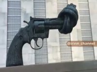 تفنگی با لوله گره خورده