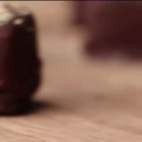 بستنی توت فرنگی با روکش شکلات