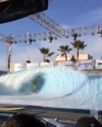 موج سواری مصنوعی در پارک آبی با کلی هیجان!