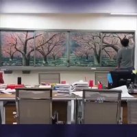 ببینید این معلم با گچ رو تخته سیاه چی میکشه 👌🏼😍