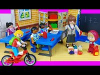 عروسک بازی دختر کوچولو : رفتن به مدرسه با اتوبوس و تفریح در زمین بازی