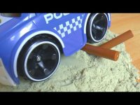 ماشین بازی کودکانه با سنیا : گیر افتادن ماشین پلیس در شن و ماسه