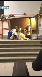 کودکی که وسط تئاتر یاد عروسک بازی می افتد