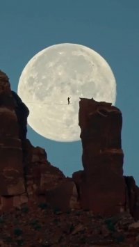 کلیپ زیبا و شگفت انگیز راه رفتن در مقابل ماه بر فراز صحرا