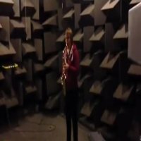 ساکسیفون زدن در اتاق بدون انعکاس!