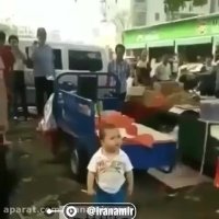 این بچه مادرش دست فروشی میکرده ...