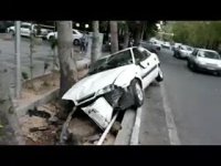 واژگونی یک دستگاه خودروی سواری زانتیا در خیابان ولیعصر