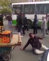 چرا باید یک دستفروش را اینگونه کتک زد ؟!