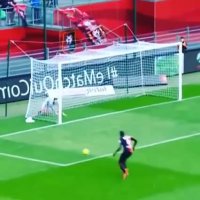 دفاع جالب بازیکنان فوتبال از دروازه