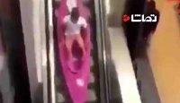 قایق سواری مرد دیوانه روی پله های برقی!