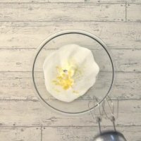 کیک پشت و روی تمشک