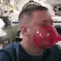 وضعیت غذا خوردن در فضا