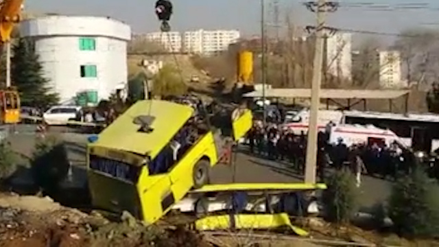 جابجایی اتوبوس حادثه دیده دانشگاه علوم تحقیقات