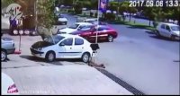 تصاویر مدار بسته از لحظه تصادف شدید خودرو با عابرپیاده