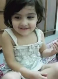 باباش داره بهش قرآن یاد میده، وسطش بچهه خسته میشه