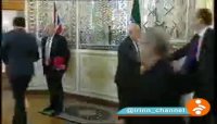 ویدئوی لحظه تذکر ظریف به پوشش یکی از زنان دیپلمات هیئت همراه وزیر خارجه انگلیس