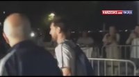 فریاد هواداران مسی هنگام خروجش از هتل