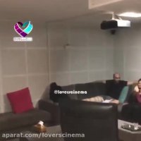 نقی با پای جراحی شده در حال ضبط صدای مامان ارسطو