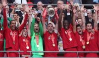 شادی بازیکنان لیورپول و جشن قهرمانی با هواداران