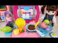 بازی آشپزی دخترانه عروسک و نی نی کوچولو : قرار دادن مواد غذایی داخل یخچال , پخت گوشت و شستن ظرف ها