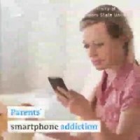 تظاهرات کودکان آلمان با شعار " با من بازی کن نه با گوشیت "