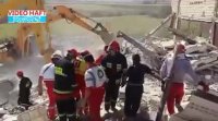 تلاش سگهای هلال احمر برای نجات افراد از زیر آوار زلزله