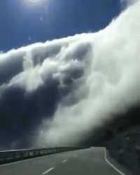 نمای فوق العاده از نزدیکی ابر به زمین