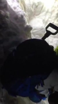 برخی از کولبران گرفتار بهمن شدند