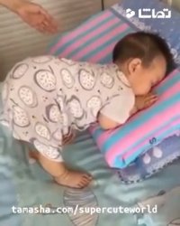 کلیپ خنده دار خوابیدن نی نی بامزه