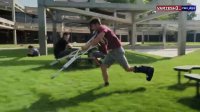 انجام حرکات نمایشی و پارکور با پای شکسته!