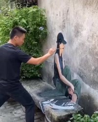 نقاشی خارق العاده دختر زیبا روی دیوار