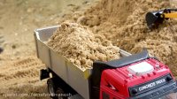 ماشین اسباب بازی - جرثقیل به ماشین ها در شن و ماسه کمک می کند